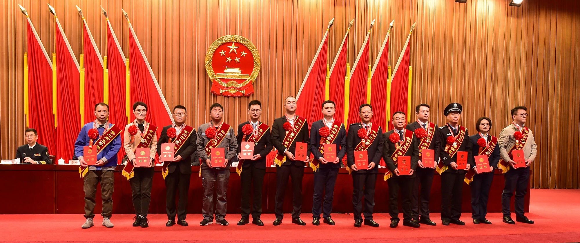 圖為公司員工鄒向榮(左一)上臺領(lǐng)取獎(jiǎng)?wù)录白C書_副本.jpg